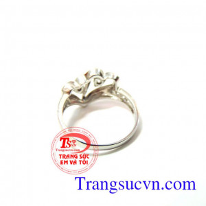 nhẫn lấy ý tưởng từ trái tim yêu thương và bắt nguồn sự sống hạnh phúc, nhẫn vàng trắng đẹp. Nhẫn nữ trái tim vàng trắng