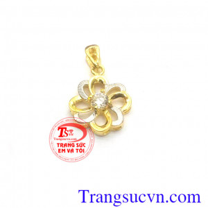 Mặt dây hoa bằng lăng lấy ý tưởng thiết kế từ hoa bằng lăng chế tác bằng vàng đem đến sản phẩm ý nghĩa hợp thời trang và mang nhiều may mắn,Uy tín vàng đảm bảo
