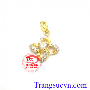 Mặt dây vàng tứ phương lấy cảm hướng thiết kế và chế tác từ 4 phía Đông-Tây-Nam-Bắc làm thành chiếc mặt dây chuyền nữ nhỏ xinh đeo trên cổ với mong muốn người đeo được cân bằng trong cuộc sống biết nhìn lại bản thân mình và sống tốt hơn từng mỗi ngày tron