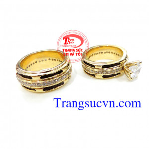 Cặp nhẫn cưới vàng tây thời trang đeo chiếc nhẫn này sẽ gặp nhiều may mắn mà còn là biểu tượng của tình yêu.
