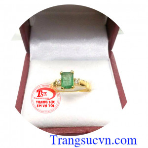 Nhẫn nữ ngọc lục bảo