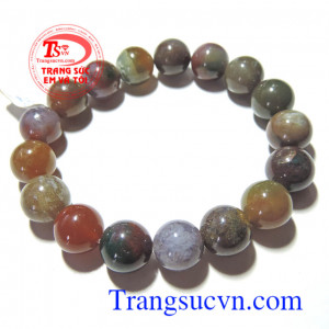 Chuỗi Canxedon Canxedon có ánh sáp, đôi khi mờ và có nhiều màu sắc khác nhau, phổ biến là trắng đến xám, xám xanh và nâu tới đen. Canxedon trong tự nhiên có rất nhiều loại khác nhau, và nó được xem là loại đá bán quý.