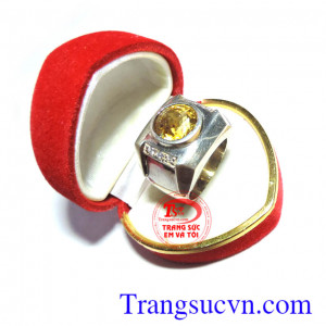 Nhẫn thạch anh vàng bạc Thạch anh vàng giải tỏa sự bế tắc giúp cho tâm hồn sảng khoái. Không những thế, loại thạch anh này còn có tác dụng lọc máu, thúc đẩy vùng thận Thạch anh vàng là viên đá kinh doanh đem lại vận may tài lộc buôn may bán đắt và làm giả