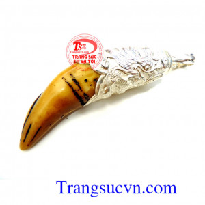 Mặt bạc nam độc đáo được chế tác tinh xảo, từng chi tiết được làm một cách tỉ mỉ.