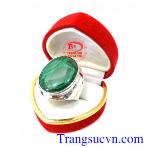 Nhẫn nam vàng trắng đá Lông Công với màu xanh được tính tương hợp với mệnh Mộc,nhưng là chiếc nhẫn nam tương sinh cho mệnh hỏa,đeo nhẫn ngón giữa,tác dụng cả đá lông công