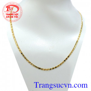 Dây chuyền phay sáng bóng chất lượng dây chuyền vàng đảm bảo chât lượng và uy tín. khách hàng ưa chuộng nhiều năm liền. Dây chuyền đa dạng mẫu dây vàng và kiểu phù hợp mọi lứa luổi có thể đeo làm tôn lê sự tinh tế và lịch lãm cho bản thân.