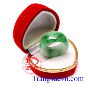 Nhẫn Jadeite thiên nhiên