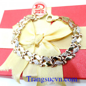 Lắc tay đẹp vàng Dành cho nữ đeo và cổ tay sang trọng và đẳng cấp, sản phẩm lắc vàng tây chất lượng đảm bảo Uy tín được giao toàn quốc, với thiết kế riêng bạn có thể đeo được hai mặt của chiếc lắc như bạn sở hữu hai chiếc lắc trong một.