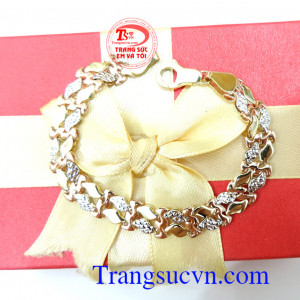 Lắc tay đẹp vàng Dành cho nữ đeo và cổ tay sang trọng và đẳng cấp, sản phẩm lắc vàng tây chất lượng đảm bảo Uy tín được giao toàn quốc, với thiết kế riêng bạn có thể đeo được hai mặt của chiếc lắc như bạn sở hữu hai chiếc lắc trong một.