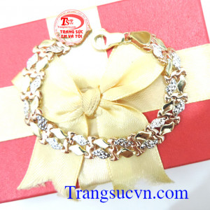 Lắc vàng tây hai mặt và hai màu đeo được hai kiểu luôn làm mới chính mình