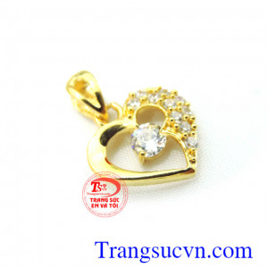 Mặt trái tim bên lề là món quà tuyệt vời cho người yêu thương, phù hợp phong cách thời trang tôn lên sự dịu dàng, sang trọng và tinh tế cho người đeo