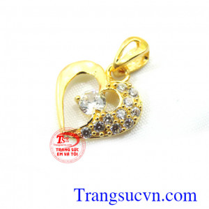 Mặt trái tim bên lề là món quà tuyệt vời cho người yêu thương, phù hợp phong cách thời trang tôn lên sự dịu dàng, sang trọng và tinh tế cho người đeo