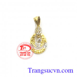 Mặt dây chuyền vàng hợp thời trang Sản phẩm mặt dây chuyền nữ phù hợp mọi lứa tuổi, hợp thời trang và sang trọng quý phái dễ kết hợp với trang phục. Loại sản phẩm: Mặt dây chuyền nữ  Thương hiệu: Trang Sức Em Và Tôi  Kiểu chế tác: Mặt dây chuyền nữ vàng  