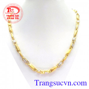 Chiếc dây chuyền vàng lịch lãm Sản phẩm dây chuyền vàng đeo hợp thời trang, chất lượng dây chuyền vàng đảm bảo chât lượng và uy tín. khách hàng ưa chuộng nhiều năm liền. Dây chuyền đa dạng mẫu dây vàng và kiểu phù hợp mọi lứa luổi có thể đeo làm tôn lê sự
