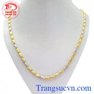 Vòng cổ nam sang trọng,, chất lượng dây chuyền vàng đảm bảo chât lượng và uy tín. khách hàng ưa chuộng nhiều năm liền. Dây chuyền đa dạng mẫu dây vàng và kiểu phù hợp mọi lứa luổi có thể đeo làm tôn lê sự tinh tế và lịch lãm cho bản thân.