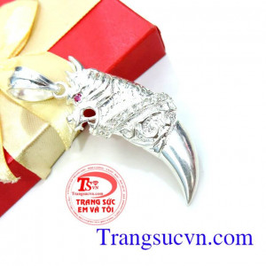 Mặt bạc chạm khắc rồng cho nam bằng bạc hợp thời trang, sang trọng.