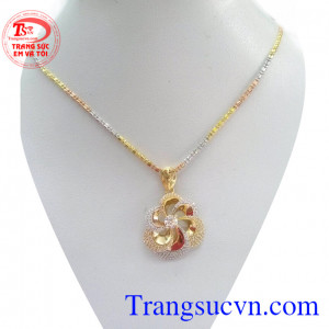 Trang sức nữ vàng 18k với hàng nghìn khách hàng ưa chuộng trong nhiều năm,sản phẩm trang sức vàng Italy,tinh tế,quyến rũ tôn vinh phái đẹp