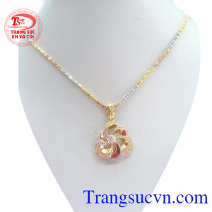 Trang sức nữ vàng 18k với hàng nghìn khách hàng ưa chuộng trong nhiều năm,sản phẩm trang sức vàng Italy,tinh tế,quyến rũ tôn vinh phái đẹp