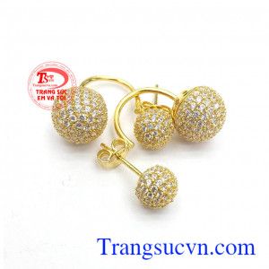 Hoa tai vàng tây hót mang lại vẻ thanh lịch, hiện đại cho phái đẹp. Hoa tai vàng tây hót bảo hành uy tín.