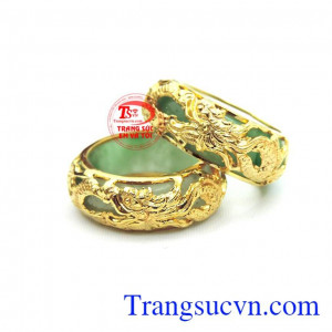 Nhẫn rồng vàng bọc đá cẩm thạch mang đến cho người đeo sản phẩm sang trọng và độc đáo.