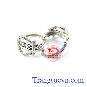 Hoa tai vàng trắng Italy 18k đeo hợp thời trang là món quà ý nghĩa dành tặng người thân, bạn bè.