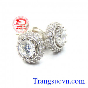 Nụ vàng trắng 18k Italy mang lại vẻ quý phái, sang trọng cho các quý cô.