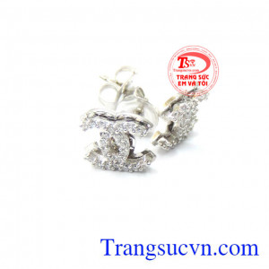 Đôi hoa tai vàng 18k mang lại vẻ sang trọng, thanh lịch cho người đeo.