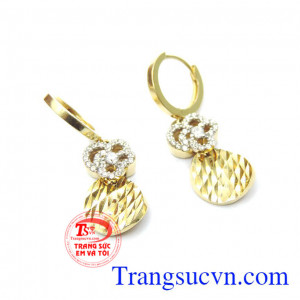 Bông tai vàng ý 18k với dạng phay sáng bền đẹp,hoa tai vàng italy,hoa tai hợp thời trang,trang phục,tinh tế quyễn rũ làm tôn lên đôi tai bạn.