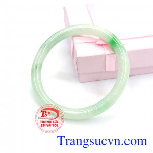 Vòng ngọc vân xanh thời trang.