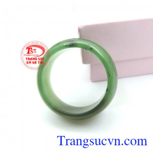 Nhẫn ngọc bích thiên nhiên tên khoáng vật Nephrite có màu xanh xám đặc trưng,cấu tạo dạng hạt tinh thể,đảm bảo chất lượng,đeo hợp thong thủy