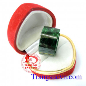 Nhẫn ngọc đeo ngón cái