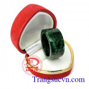 Nhẫn ngọc tự nhiên Jadeite