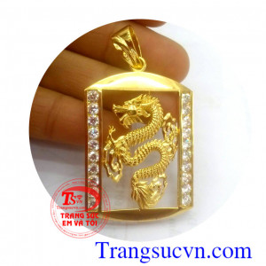 Bộ mặt rồng vàng dây chuyền đẹp là biểu tượng sức mạnh và Quyền lực của rồng vàng đeo dây chuyền vàng rồng cho nam cả bộ làm nổi bật phong cách,đẳng cấp phái mạnh cùng dây chuyền mặt rồng vàng. Bộ mặt rồng vàng dây chuyền đẹp chất lượng.