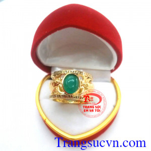 Nhẫn đá xanh khắc rồng sang trọng cho phái nam, nhẫn nam vàng tây giá tốt, thiết kế kiểu dáng mạnh mẽ, khắc hoa văn rồng bọc đá quý xanh sang trọng, đảm bảo 100% về chất lượng sản phẩm, giao hàng toàn quốc.