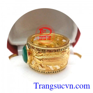Nhẫn đá xanh khắc rồng sang trọng cho phái nam, nhẫn nam vàng tây giá tốt, thiết kế kiểu dáng mạnh mẽ, khắc hoa văn rồng bọc đá quý xanh sang trọng, đảm bảo 100% về chất lượng sản phẩm, giao hàng toàn quốc.