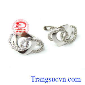 Hoa tai vàng trắng 18k đẹp, hoa tai vàng trắng 18k, chất lượng đảm bảo, hoa tai đẹp, sang trọng, quý phái, kiểu dáng hợp thời trang, là món quà ý nghĩa tặng phái đẹp nhân dịp lễ đặc biệt.