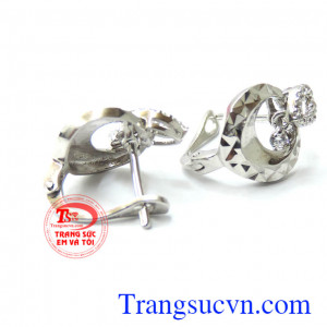 Hoa tai vàng trắng 18k, chất lượng đảm bảo, hoa tai đẹp, sang trọng, quý phái, kiểu dáng hợp thời trang, là món quà ý nghĩa tặng phái đẹp nhân dịp đặc biệt.