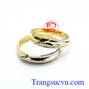 Kiểu nhẫn cưới trơn với thân nhẫn tròn có độ dày vừa phải là thiết kế mang đậm nét truyền thống, đơn giản nhất và cũng khó bị lỗi mốt nhất