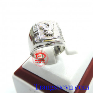 Nhẫn nam vàng trắng đại bàng tung cánh vàng tây 18k vàng đảm bảo chất lượng,nhẫn nam vàng 18k được khách hàng ưa chuộng với độ sáng bóng,bền đẹp cùng thời gian, nhẫn nam vàng tây món quà ý nghĩa cho người yêu thương