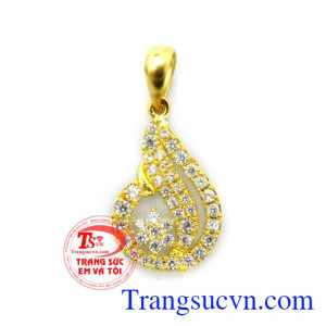 Mặt dây chuyền nữ vàng quý phái dễ kết hợp cùng nhiều kiểu dây chuyền vàng