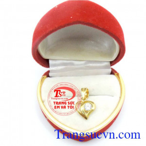 Mặt trái tim chung tình đeo hợp thời trang sang trọng, tinh tế và đẳng cấp, là món quà tặng ý nghĩa cho người yêu thương những dịp ý nghĩa