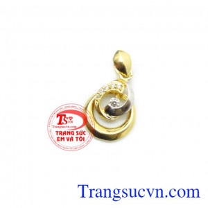 Chiếc mặt dây chuyền