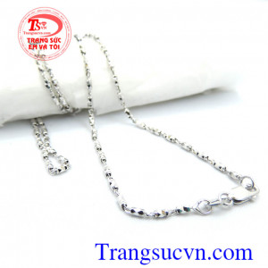 dây chuyền như một kỉ vật chứng nhận sự yêu thương,thắt chặt các mối quan hệ, giúp tình yêu thêm bền lâu, Dây chuyền vàng trắng thay lời yêu thương