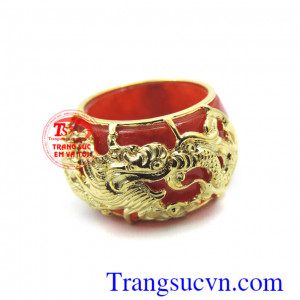 Nhẫn ngọc cẩm thạch bọc vàng rồng mạnh mẽ, nhẫn ngọc cẩm thạch đỏ hợp mệnh Hỏa, Thổ, đeo may mắn, sang trọng, tôn thêm sự nam tính.