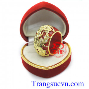 Nhẫn ngọc cẩm thạch bọc vàng rồng mạnh mẽ, nhẫn ngọc cẩm thạch đỏ hợp mệnh Hỏa, Thổ, đeo may mắn, sang trọng, tôn thêm sự nam tính.