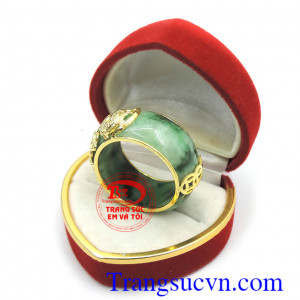 Nhẫn ngọc bọc vàng nam tính, nhẫn ngọc jadeite thiên nhiên, nhẫn ngọc bộc rồng , thể hiện phong thái mạnh mẽ của phái mạnh, sự sang trọng của ngọc cũng như việc kết hợp với khắc rồng vàng càng tôn thêm vẻ đẹp quý phái.