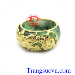 Nhẫn ngọc bọc vàng nam tính, nhẫn ngọc jadeite thiên nhiên, nhẫn ngọc bộc rồng , thể hiện phong thái mạnh mẽ của phái mạnh, sự sang trọng của ngọc cũng như việc kết hợp với khắc rồng vàng càng tôn thêm vẻ đẹp quý phái.