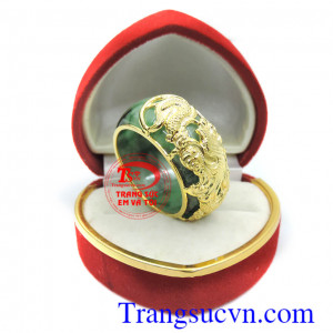 Nhẫn ngọc bọc vàng nam tính, nhẫn ngọc jadeite thiên nhiên, nhẫn ngọc bộc rồng , thể hiện phong thái mạnh mẽ của phái mạnh, sự sang trọng của ngọc cũng như việc kết hợp với khắc rồng vàng càng tôn thêm vẻ đẹp quý phái.