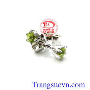 Bông tai Peridot thiên nhiên sang trọng, Bông tai peridot thiên nhiên, Peridot là loại đá có màu sắc kết hợp giữa vàng cao quý và xanh lục hi vọng nên nó giúp người đeo xua tan nỗi sợ hãi trong đêm tối và đem lại cho họ đức tính ôn hòa, hôn nhân hạnh phúc