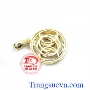 Mặt dây bình yên kết hợp với nhiều loại dây chuyền, tôn lên sự dịu dàng, tinh tế, sang trọng